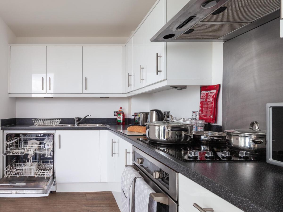 Central Milton Keynes Dual Suite Apartment with Parking Exterior photo