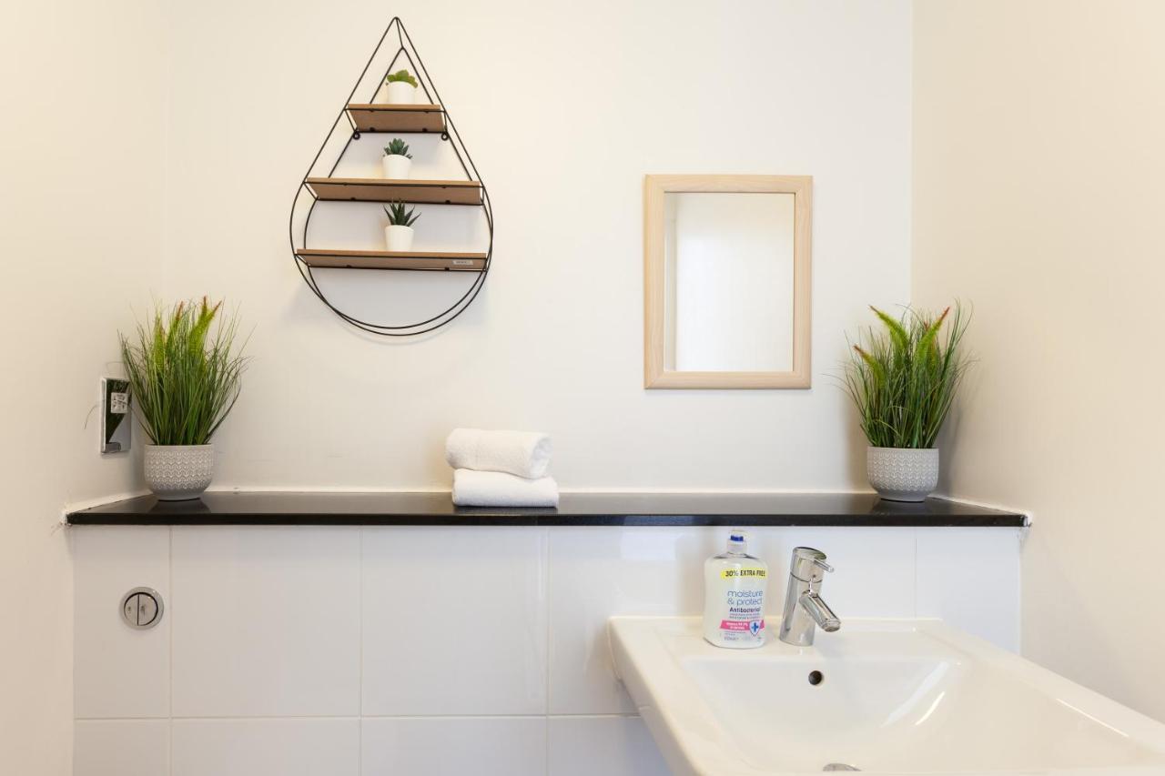 Central Milton Keynes Dual Suite Apartment with Parking Exterior photo