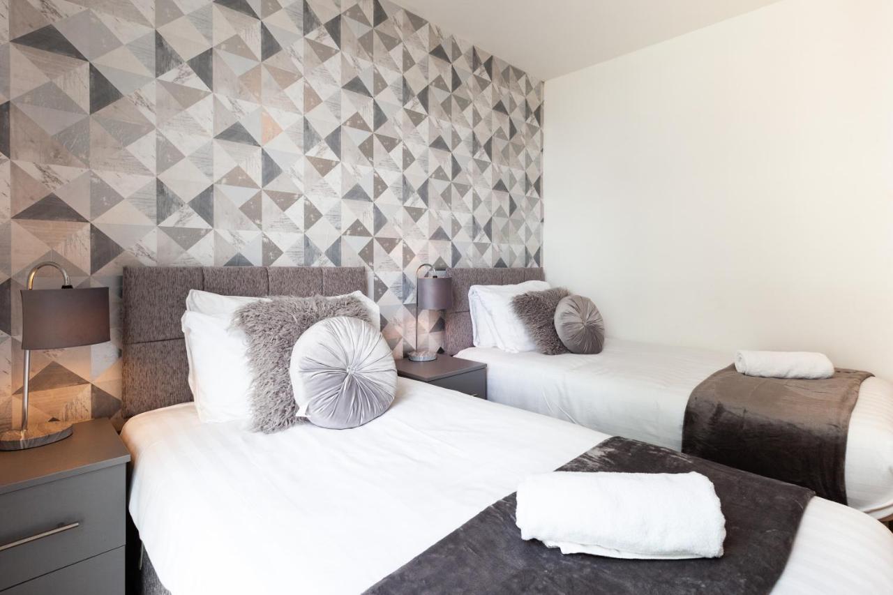 Central Milton Keynes Dual Suite Apartment with Parking Exterior photo
