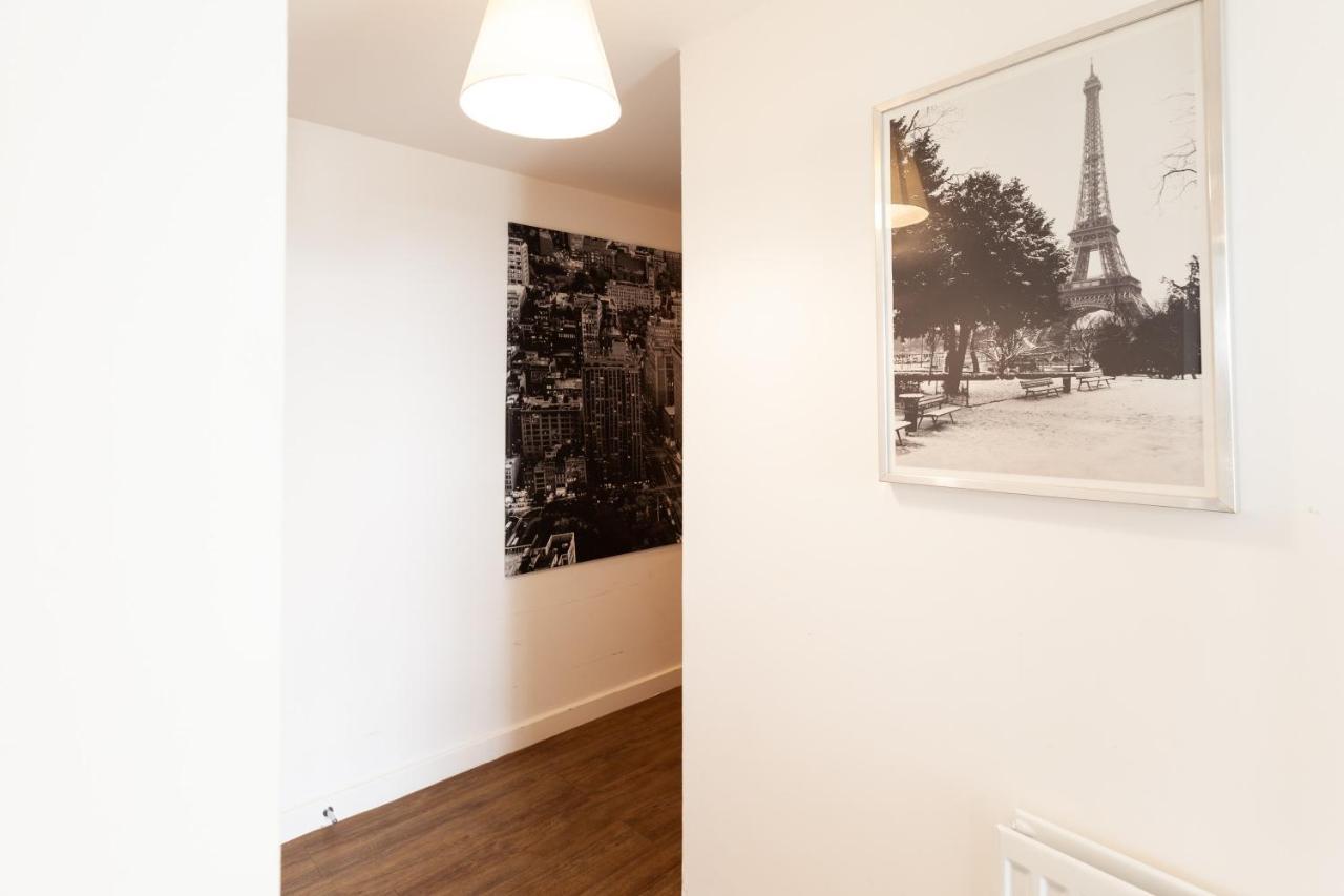 Central Milton Keynes Dual Suite Apartment with Parking Exterior photo