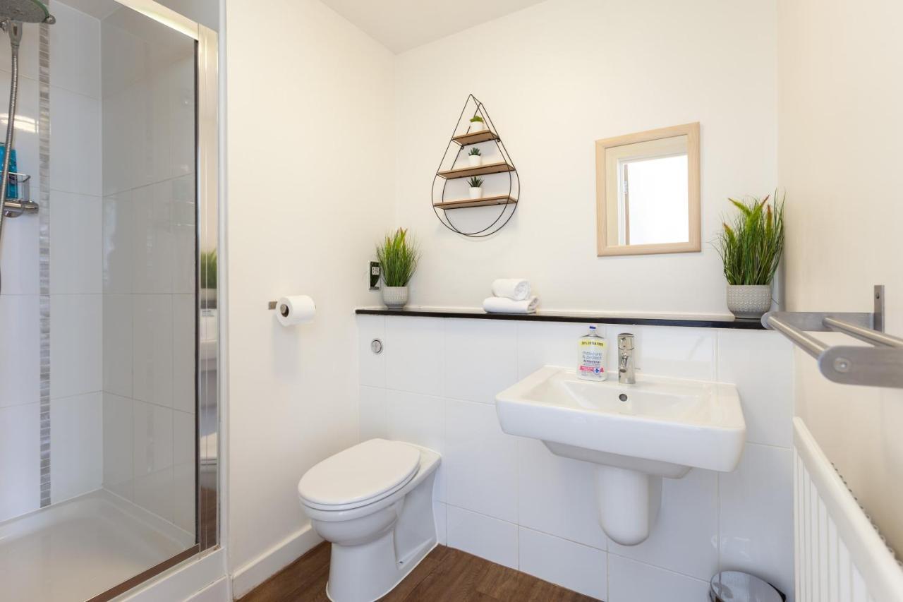 Central Milton Keynes Dual Suite Apartment with Parking Exterior photo