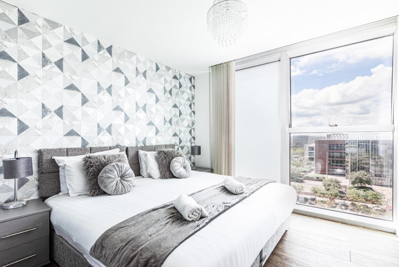 Central Milton Keynes Dual Suite Apartment with Parking Exterior photo